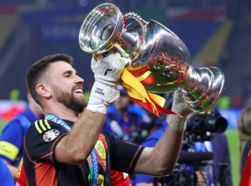 Vừa vô địch Euro, thủ môn số 1 Tây Ban Nha đã phải nghỉ hết năm