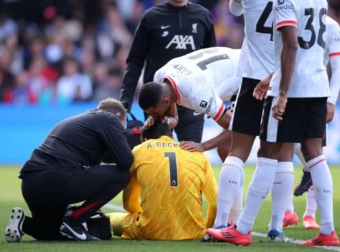 Liverpool nhận tin dữ từ Alisson Becker