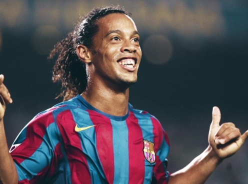 Huyền thoại Ronaldinho lên chức ông nội ở tuổi 44