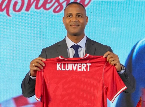 Ngã ngửa với lý do CĐV đòi sa thải HLV Kluivert dù chưa dẫn dắt trận nào