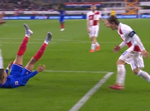 Modric 'dằn mặt' Mbappe vì ăn vạ kiếm penalty