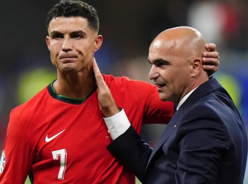 HLV Bồ Đào Nha nói thẳng về Ronaldo khi truyền thông chỉ trích