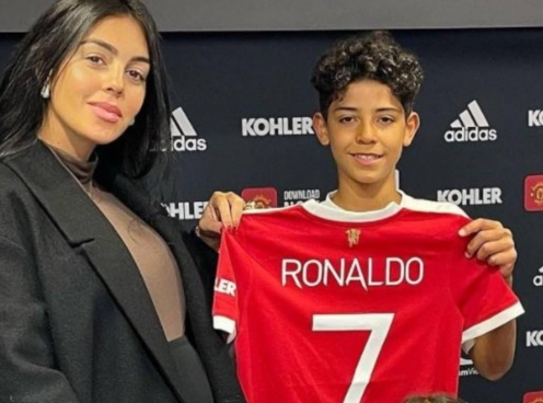Con trai Ronaldo khiến châu Âu 'phát cuồng', thương vụ khoác áo MU tới gần