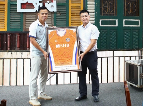 VPL-S6 2025: SHB FC khiến cầu thủ Friendly FC rơi nước mắt bằng món quà không ai ngờ tới