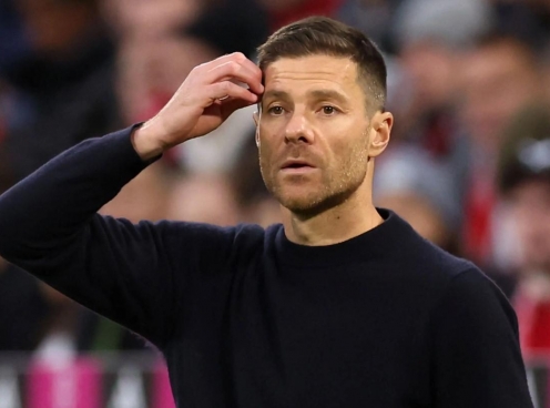 Xabi Alonso bị chỉ trích công khai