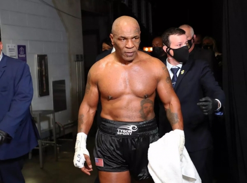 Mike Tyson khoe vóc dáng ấn tượng ở tuổi 58