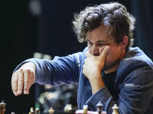 Magnus Carlsen bỏ giải vô địch thế giới vì... một chiếc quần bò