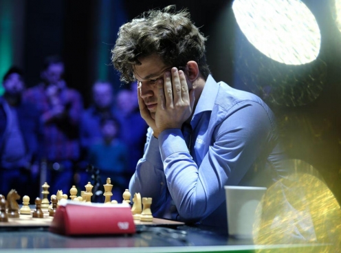 Magnus Carlsen trở lại thi đấu, nhất quyết mặc quần jeans tại giải vô địch thế giới 2024