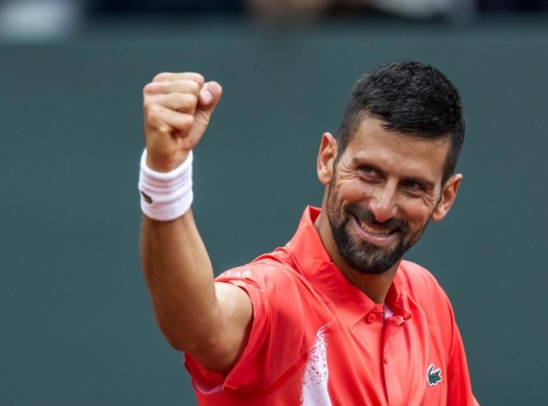 Djokovic thắng trận đầu tiên trên sân đất nện trong năm nay