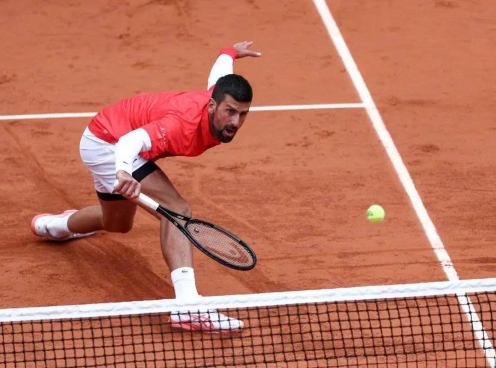 Djokovic bực mình vì thời tiết