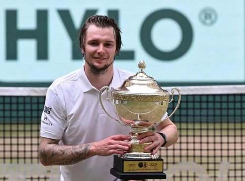 Tay vợt Châu Á hạ đẹp Medvedev, vô địch giải Halle Open lần thứ 2 liên tiếp