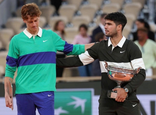 Alcaraz áp sát Sinner, Djokovic tiếp tục tụt hạng