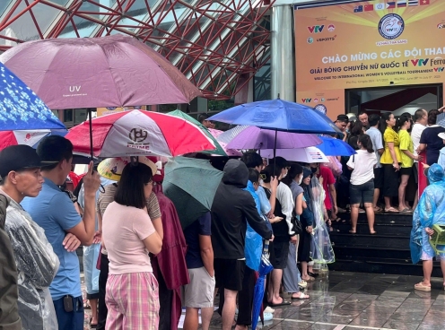 Người dân đội mưa, xếp hàng dài mua vé xem VTV Cup 2025