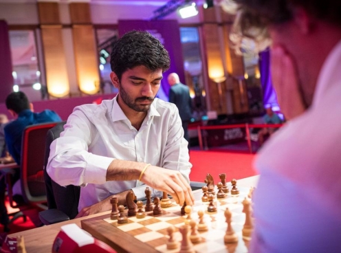 Guskesh tiếp tục vượt mặt Carlsen tại siêu giải cờ vua thế giới