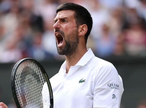 Djokovic thoát hiểm vào tứ kết Wimbledon, Sinner thắng nhờ đối thủ bỏ cuộc