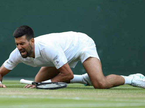 Khoảnh khắc khiến Djokovic muốn 'độn thổ'