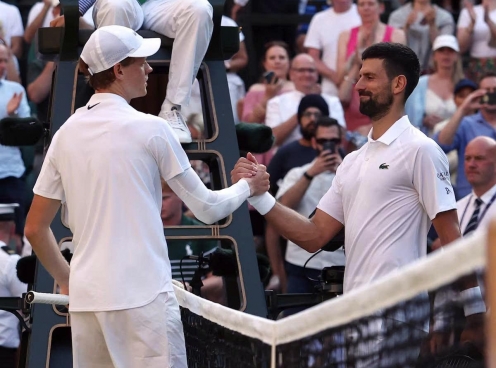 Hành động bất ngờ của Sinner sau khi 'hủy diệt' Djokovic