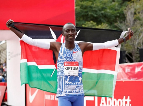Chạy 42km chỉ trong 2 giờ 35 giây, Kelvin Kiptum trở thành tân vương marathon thế giới