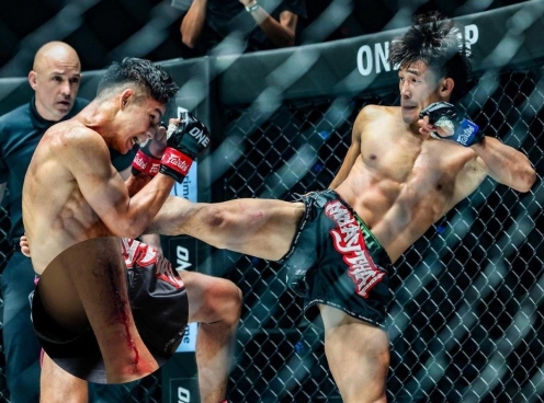 Nguyễn Trần Duy Nhất tung cước đến rách chân để thắng thần đồng MMA