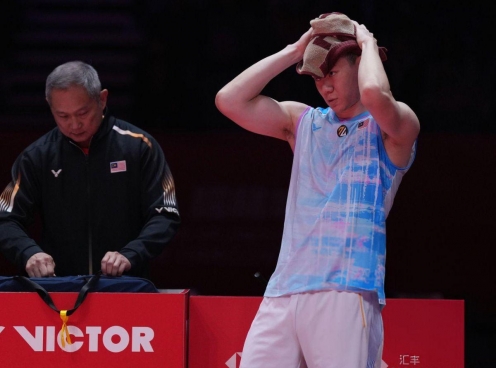 Lee Zii Jia rời sân bằng xe lăn, chia tay BWF World Tour Finals trong đau đớn