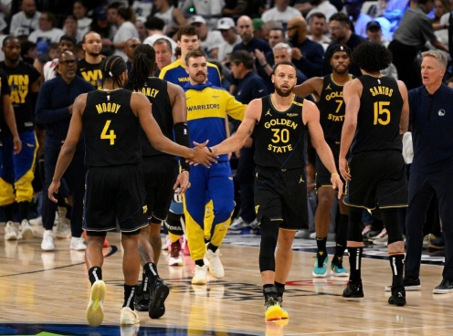 Curry chấn thương, Golden State Warriors vẫn đại thắng ở bán kết NBA Playoffs 2025