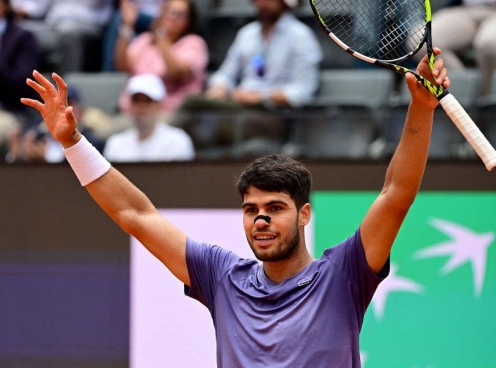 Alcaraz nhọc nhằn lọt tứ kết Rome Masters 2025
