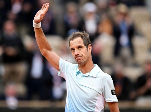 Đụng Sinner ở Roland Garros 2025, biểu tượng trái một tay thế giới nói lời tạm biệt