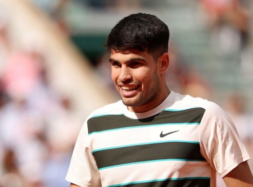 Alcaraz cho thấy tài năng và nhân cách lớn chỉ bằng một pha bóng ở Roland Garros 2025