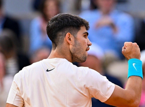 Alcaraz vào bán kết Roland Garros 2025 sau chiến thắng áp đảo