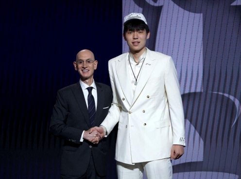 'Khổng lồ bóng rổ' Trung Quốc cao 2m18 gia nhập NBA, phá dớp kéo dài 18 năm