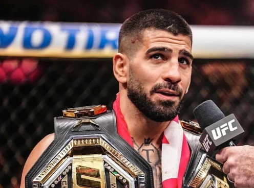 Ru ngủ Charles Oliveira, Ilia Topuria trở thành tân vương hạng nhẹ UFC
