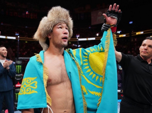 Gia đình siêu sao UFC thoát chết sau tai nạn xe hơi