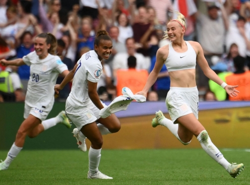Phấn khích tột độ, sao nữ tuyển Anh cởi áo lộ 'điểm nhạy cảm' ăn mừng chức vô địch Euro