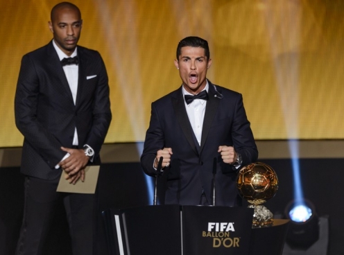 Messi 'cay đắng' nhìn Ronaldo thiết lập kỷ lục vô tiền khoáng hậu tại QBV 2022