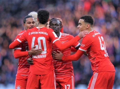 Bayern Munich vươn lên dẫn đầu Bundesliga trong 'cơn mưa bàn thắng'