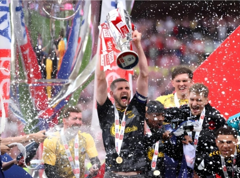 Southampton 'ăn đẫm tiền' khi trở lại Ngoại hạng Anh