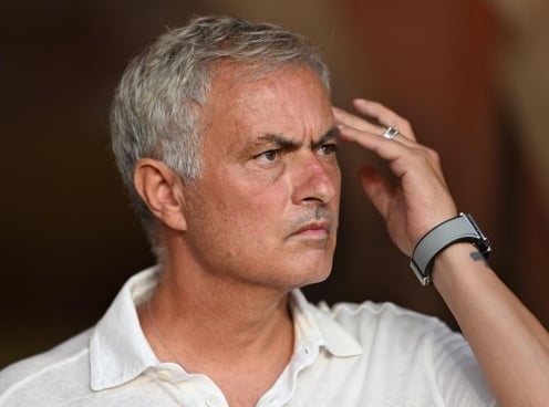 Mourinho nhận thẻ vàng theo cách độc nhất vô nhị