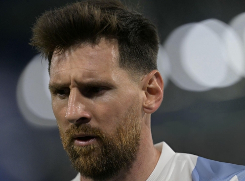 Messi nối cáu với hậu vệ Peru: 'Cậu làm gì vậy, đồ ngốc?'