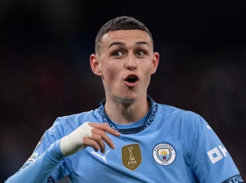 Nhận 'mưa gạch đá', Phil Foden mang cúp ra khoe