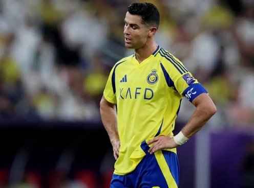 Ronaldo có động thái đầy cảm xúc khi Al Nassr bị loại cay đắng