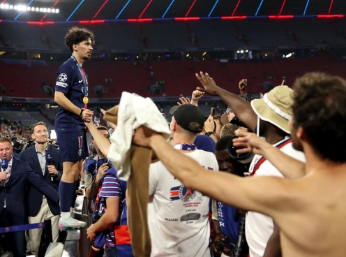 Vô địch C1, hàng ngàn fan PSG tràn xuống sân và phá vỡ khung thành