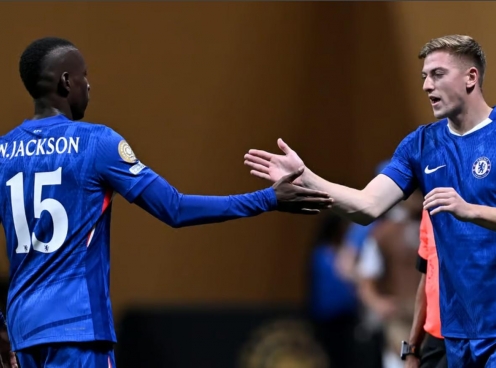 Chelsea gặp phải cơn đau đầu 'dễ chịu' ở hàng công