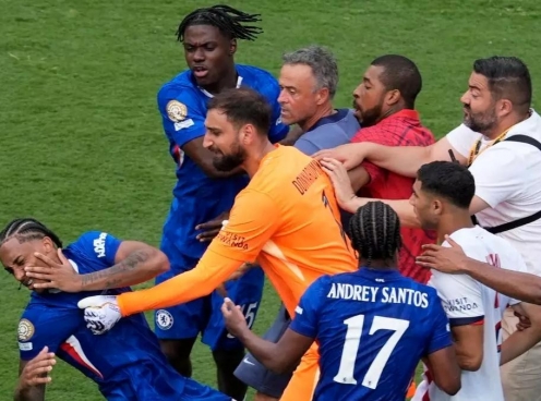 Đánh cầu thủ Chelsea, HLV Luis Enrique sắp nhận án phạt cực nặng