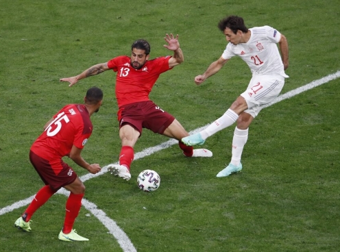 Thiếu Xhaka nhưng Thụy Sĩ vẫn chơi đầy quật cường trước La Roja