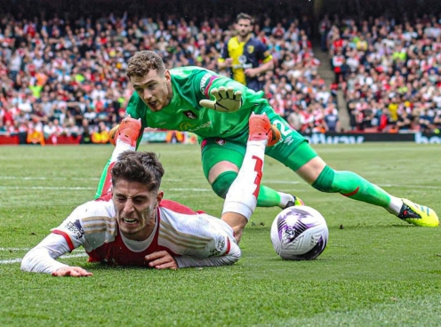 Sao Arsenal bị HLV đối thủ chỉ trích vì thói ăn vạ