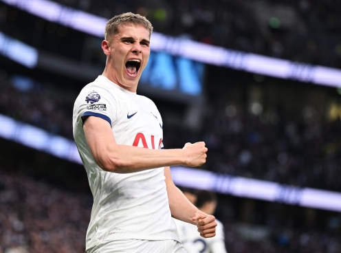 Tottenham 'ngã ngửa' với chấn thương của Van de Ven