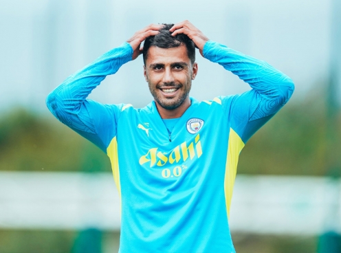 Pep Guardiola khiến CĐV Man City hụt hẫng về Rodri