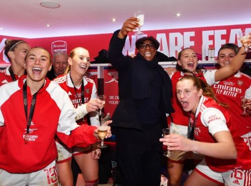 Ian Wright 'cà khịa' Arsenal khi đội nữ vô địch Champions League