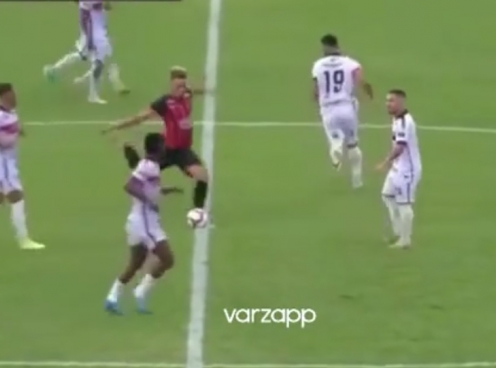 VIDEO: Khinh thường đối phương, cầu thủ khiến đội nhà nhận bàn đau