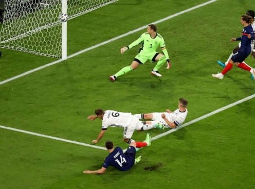 Đồng đội Ronaldo khiến khung thành tuyển Đức rung bần bật
